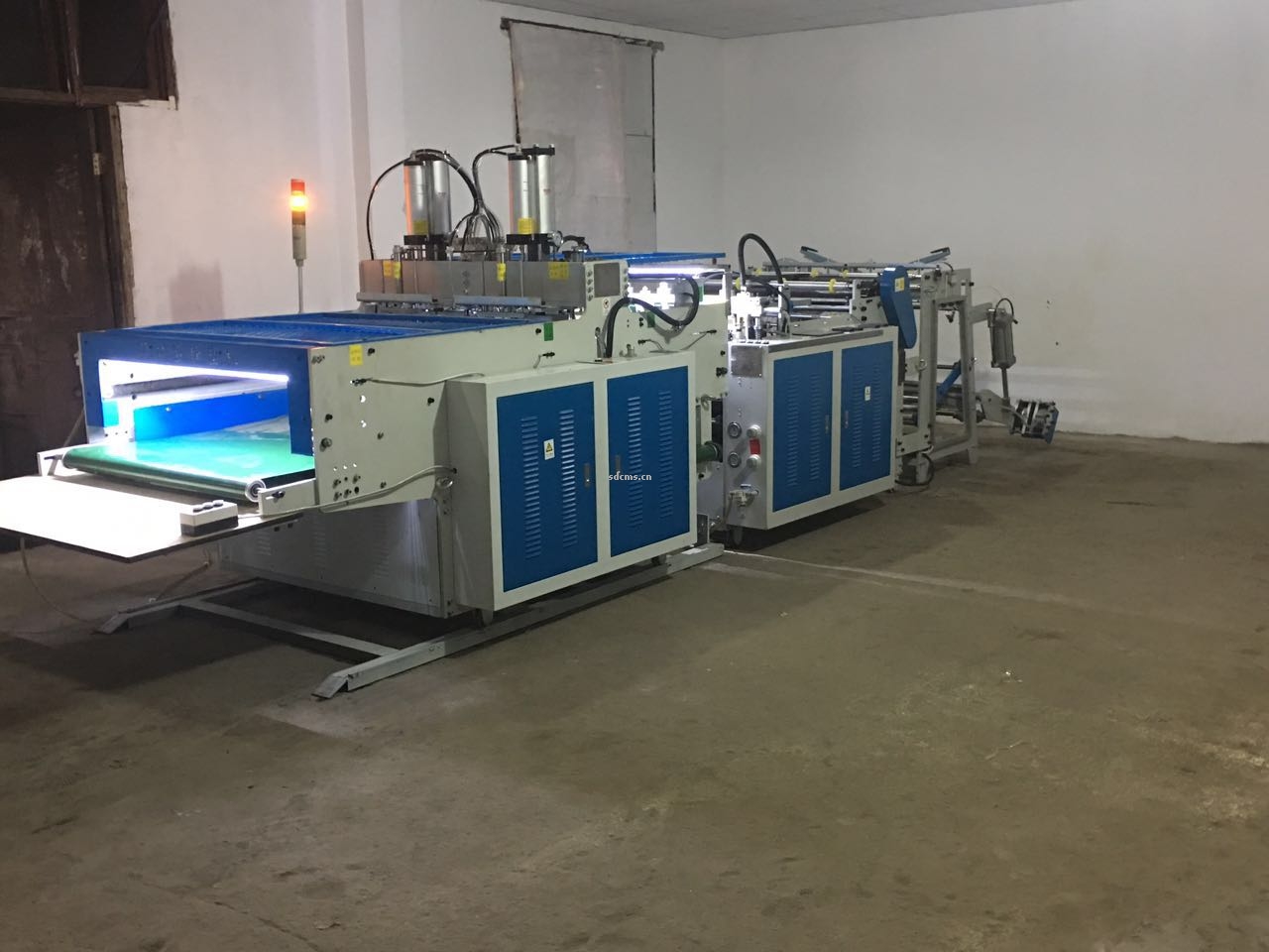 超高速制袋機 超市購物袋制袋機一、特點：本機以HDPE、LDPE筒膜為原料，是制作超市袋、背心袋、馬甲袋、市場袋的理想設(shè)備，本機具有節(jié)省人工、降低成本、一次成型、故障率低、產(chǎn)量高等特點，良好性能的色標(biāo)跟蹤儀，使封切長度更準(zhǔn)確，誤差更小。采用先進的電腦，長度調(diào)整方便，精確。