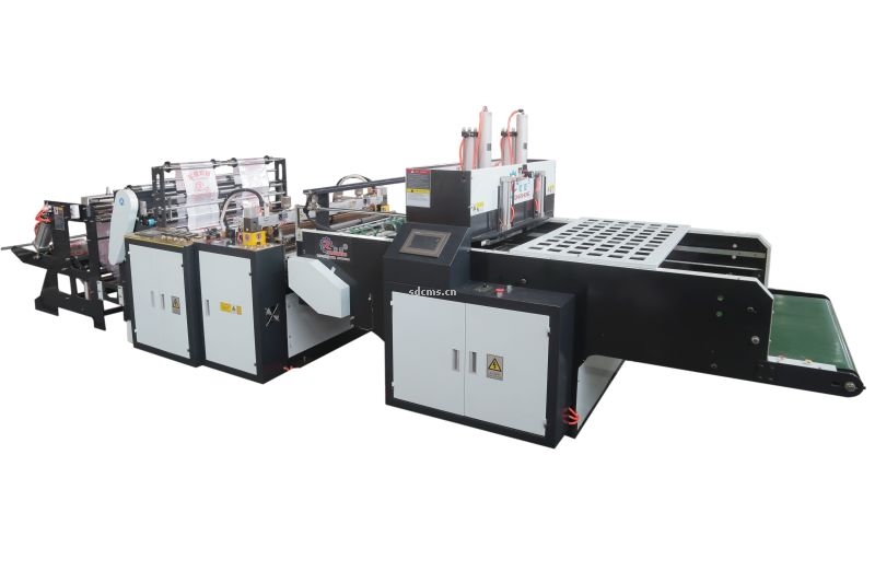 超高速制袋機 超市購物袋制袋機一、特點：本機以HDPE、LDPE筒膜為原料，是制作超市袋、背心袋、馬甲袋、市場袋的理想設(shè)備，本機具有節(jié)省人工、降低成本、一次成型、故障率低、產(chǎn)量高等特點，良好性能的色標(biāo)跟蹤儀，使封切長度更準(zhǔn)確，誤差更小。采用先進的電腦，長度調(diào)整方便，精確。
